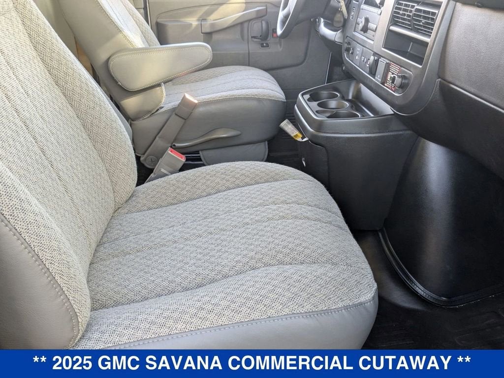 2025 GMC Savana Cutaway 3500 1WT